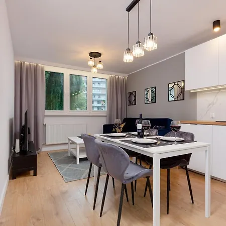 아파트 Beautiful Two-bedroom Bielany By Renters 바르샤바