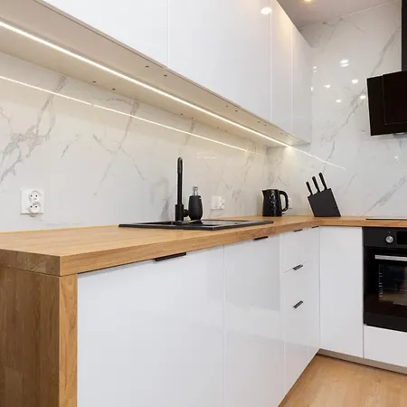 Beautiful Two-bedroom Bielany By Renters דירה ורשה