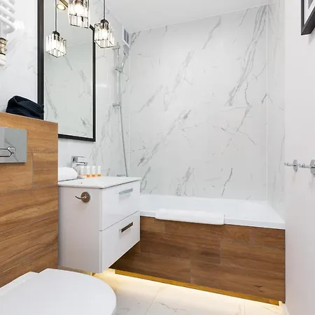 Beautiful Two-bedroom Bielany By Renters Apartman