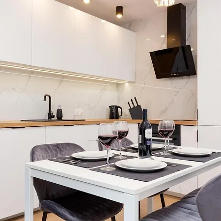 Beautiful Two-bedroom Bielany By Renters Apartman Varsó
